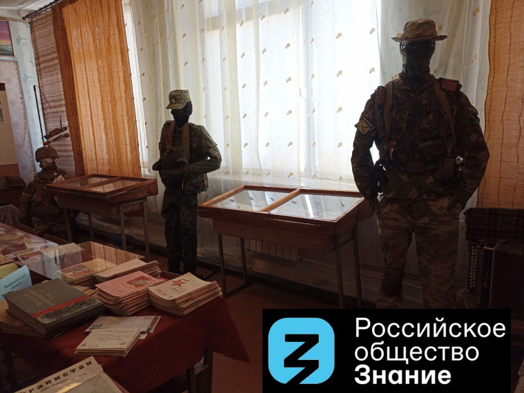 Экспонаты с передовой для нового музейного пространства «Стена памяти».